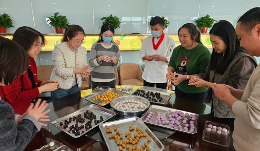 滾湯圓、猜燈謎、制花燈~(yú)~元宵節(jié)就要這樣過(guò)